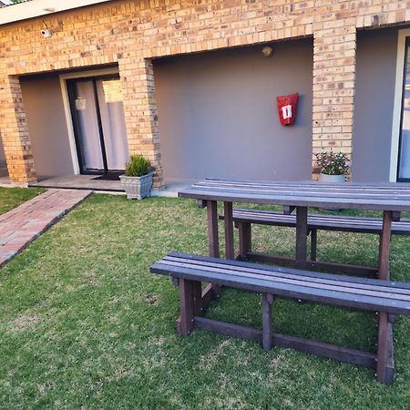 Hotel A Step Ahead à Klerksdorp Extérieur photo