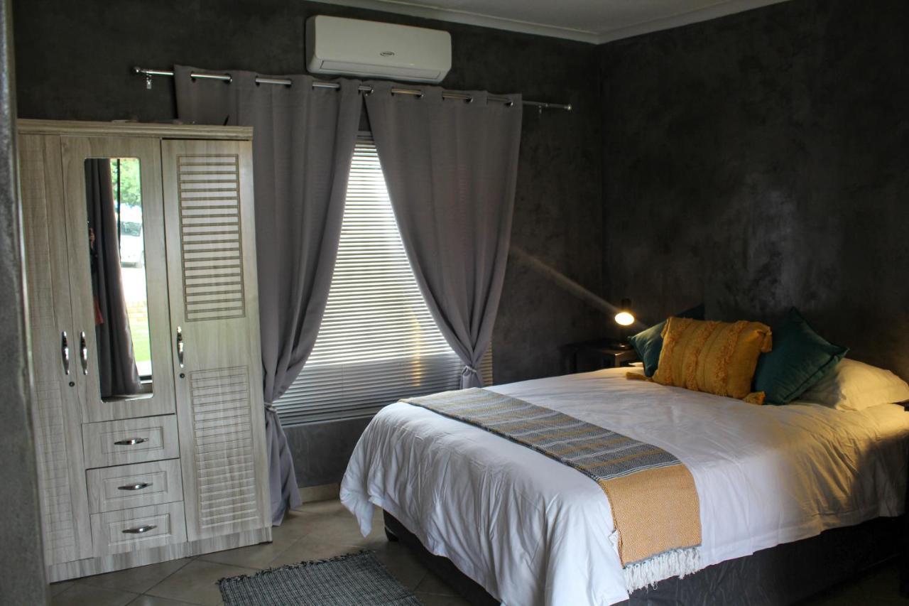 Hotel A Step Ahead à Klerksdorp Extérieur photo
